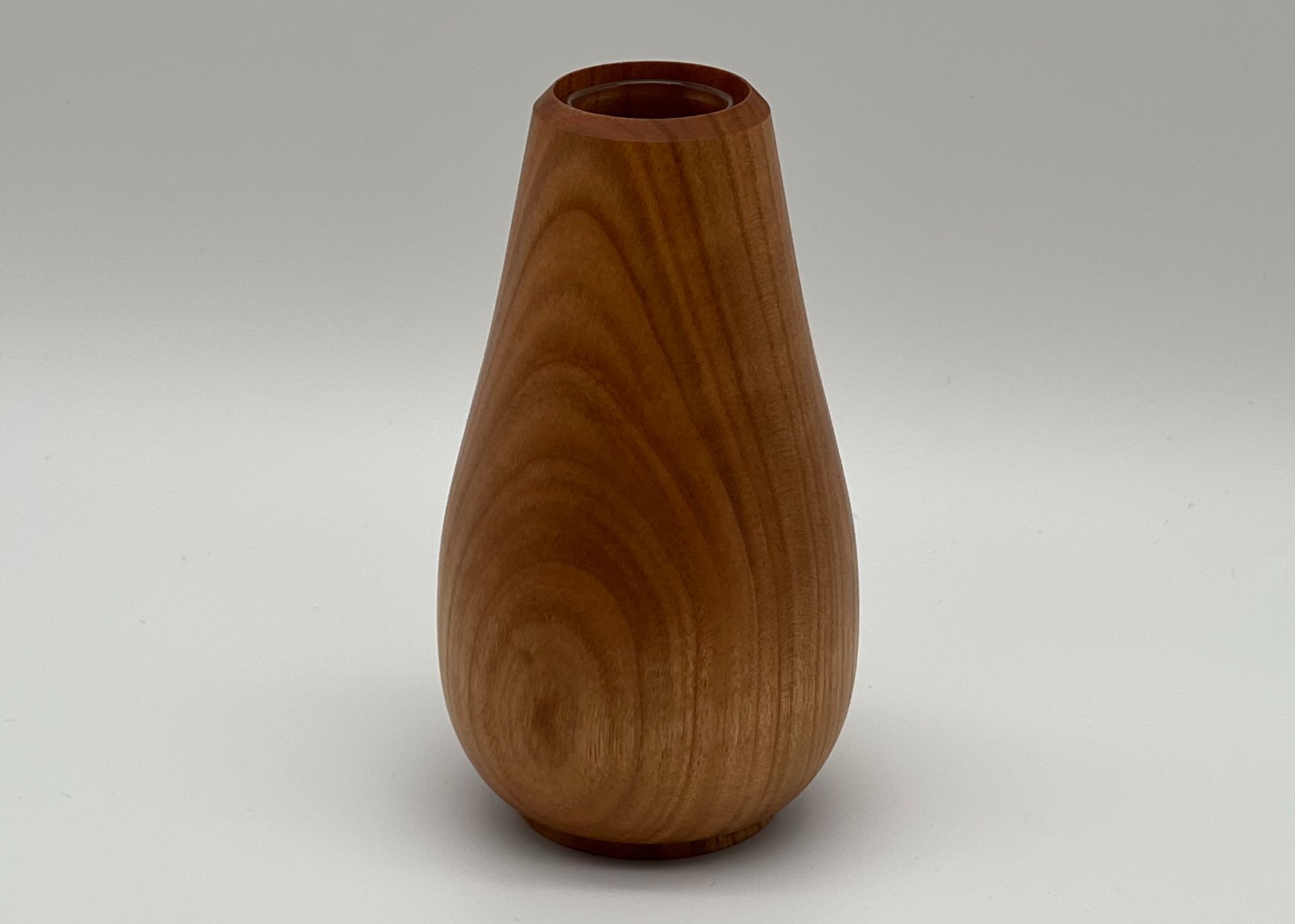 Vase mit Glaseinsatz aus Kirschholz